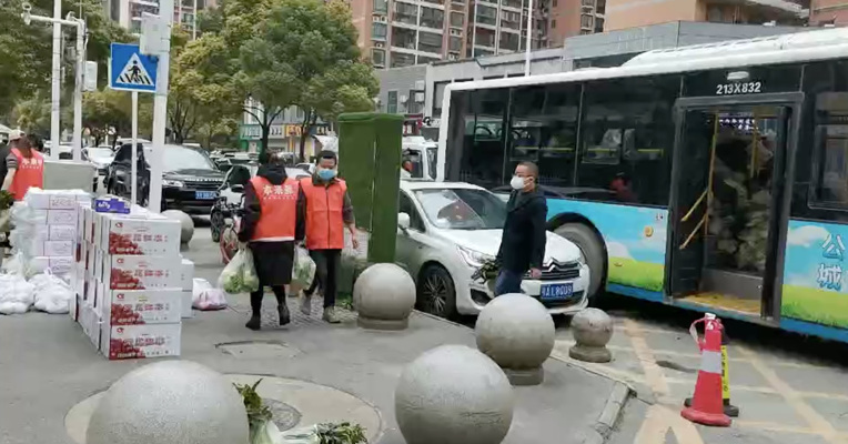 我在武汉·每经记者Vlog（39）：公交车配送已成为武汉物资生命线上的搬运工