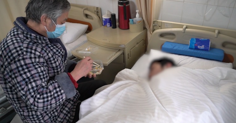视频 |泪目！一家三口患新冠肺炎  患癌夫妻用坚强为脑瘫儿撑起一个家