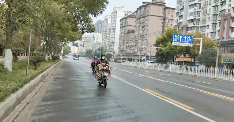 我在武汉·每经记者Vlog（43）：每经记者实探武汉共享电动车