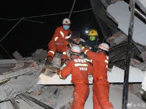 福建泉州一宾馆倒塌致71人被困，已搜救43人，隔离人员核酸检测均为阴性
