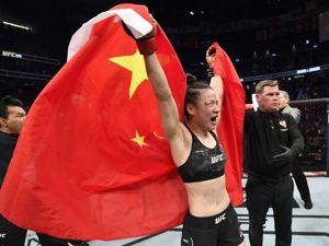 巾帼不让须眉！中国首位UFC冠军张伟丽击败波兰拳王，成功卫冕金腰带