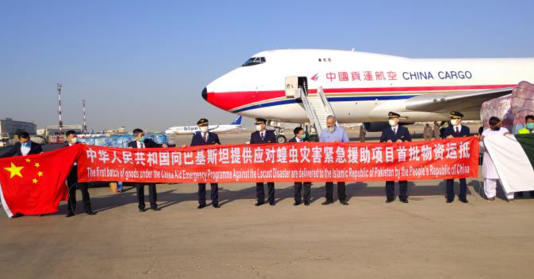 视频丨驰援"巴铁"！中国首批援助巴基斯坦蝗灾防控物资运抵卡拉奇