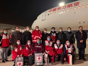 中国医疗专家组携物资飞抵意大利