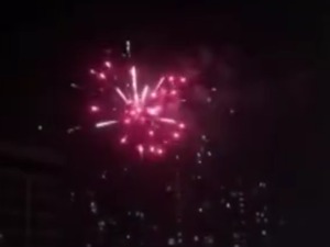 湖北这个市发布复工复产通告，市民当街燃放烟花庆祝解封！