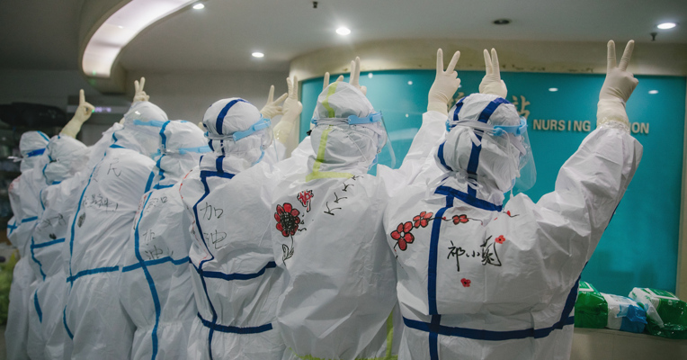 视频丨白衣天使防护服上的花朵 病房里的“春天”