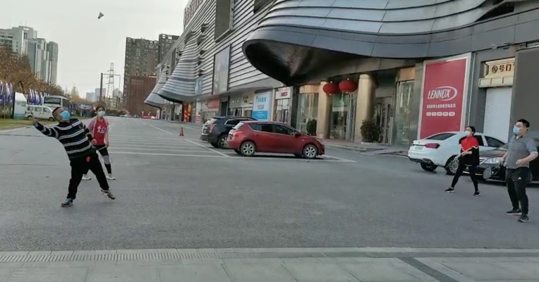 我在武汉·每经记者Vlog（53）：路遇医护工作者打羽毛球 武汉也已经健康起来