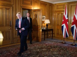 女王迁离伦敦，10万民众请愿！英国卫生大臣回应“群体免疫”：不是你们想的那样