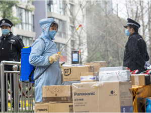 抗击疫情上一线 联系群众汇民情