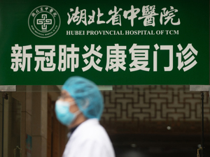 不愿回家、不敢靠近亲人 6万新冠肺炎康复者如何面对愈后生活？