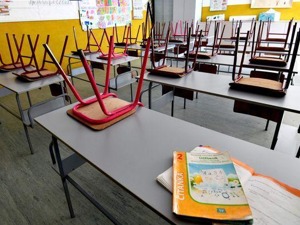 英国首相宣布 ：学校停课 ！考试取消！