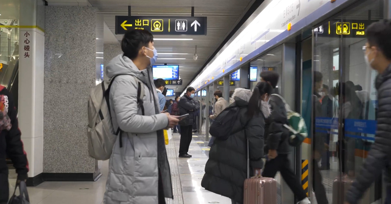 视频丨“早高峰”又回来了 全国驾车出行热度恢复至95.8% 公共交通出行热度回升至50.5%