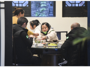 多地鼓励餐饮消费，会否导致聚集性疫情发生？国家卫健委这样回应……