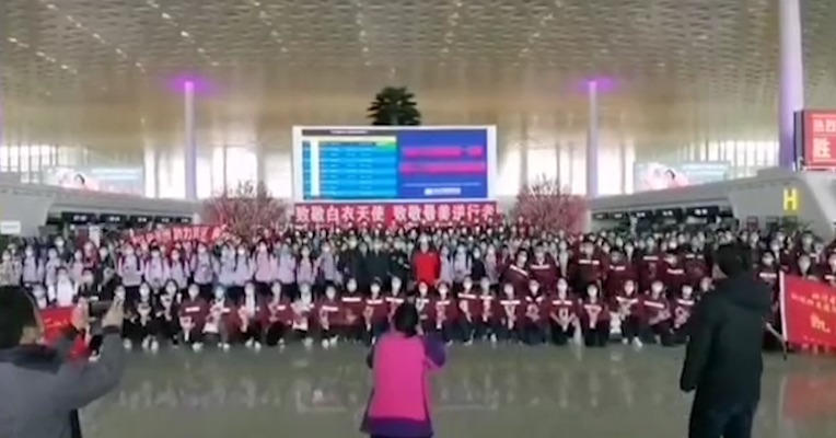 视频｜凯旋而归！武汉机场播放《成都》送别四川医护人员