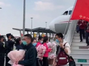 313名川军英雄回来啦！飞机抵达成都 
