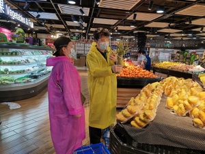 图集丨武汉中商旗下连锁超市恢复个人零售 居民凭健康码购物