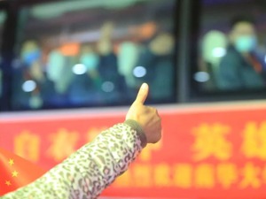 看哭了！全家11人感染后康复出院，老人跪地作揖感谢医疗队员