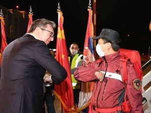 “铁杆朋友”来了！塞尔维亚总统亲迎中国医疗队，深情亲吻五星红旗