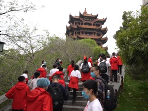 视频｜湖北景区将有序开放，医护人员武汉黄鹤楼赏江城春景