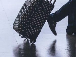 北京仍有人往返疫情严重国家代购