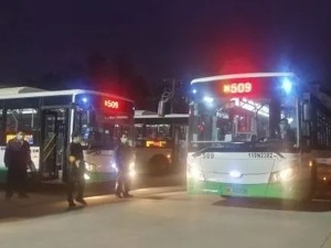 “这一天终于来了！”今天清晨，武汉第一班公交车发车了