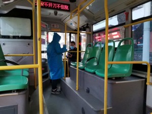 图集|武汉公交恢复首日：一趟车不足10人 风雨中坚持开窗通风