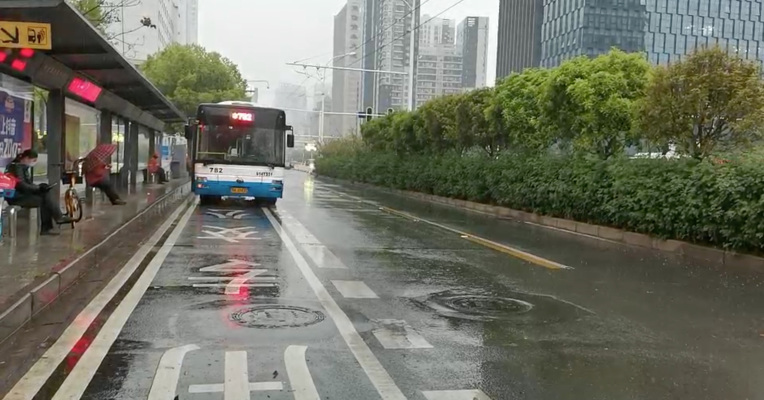 我在武汉·每经记者Vlog（63）：武汉公交恢复运营，地铁开通也不久了！