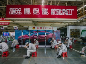 图集|武汉汽车生产线恢复繁忙 流水线工人两米间距吃午饭