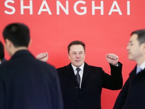 马斯克笑了！国常会重磅，新能源汽车利好，特斯拉市值飙涨近400亿