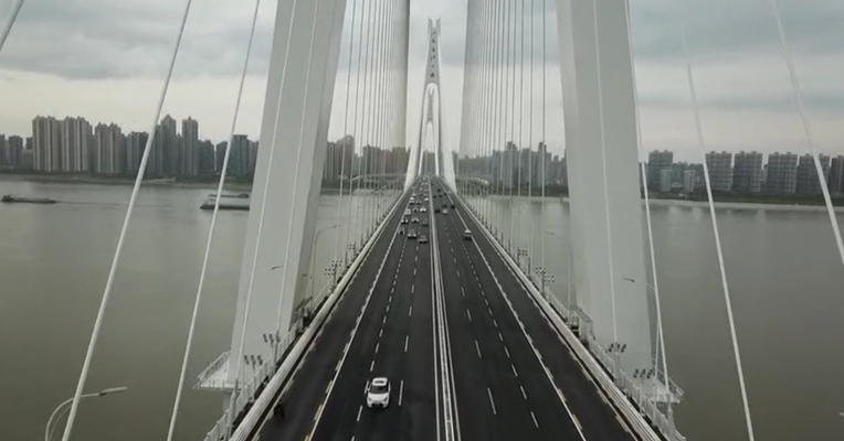 视频丨武汉道路交通流量恢复至平常三分之一 武汉交警：请您挪下爱车