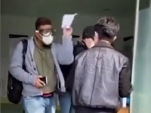 青岛警方：外籍人士插队检测被批评教育，就其不当言行向公众致歉