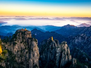 “别来了，到隔壁玩吧”！黄山人挤人刷屏，昨天这些景区也“爆满”了