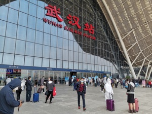 图集丨武汉解封首日 高铁站发送旅客2.4万人