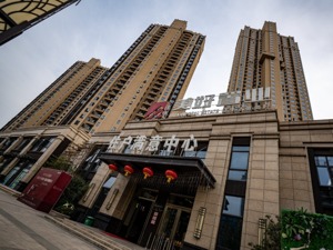 武汉售楼部重启首日：看房需提前预约，现场同时段不能超过10人