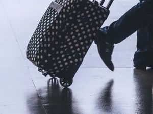 我国拟为在西班牙中国留学生开通临时商业航班：四种情况不得搭乘