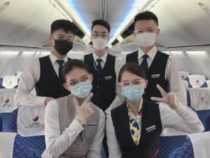 湖北首批复航乘务员：专人专组执航，一天两包中药