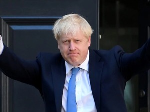 英国首相已可短时间行走，首相父亲：他差点为集体牺牲了自己