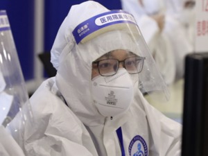 51人确诊感染，全在同一航班！钟南山、张文宏再预警