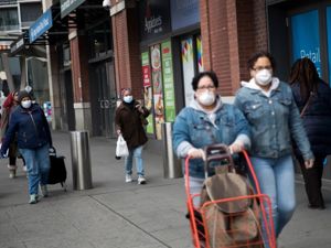 美国50州首次全部进入"灾难状态"，死亡人数居全球第一，疫情当前医院却大量裁员