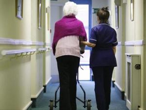 被忽视的阵线：英国半数养老院感染新冠病毒