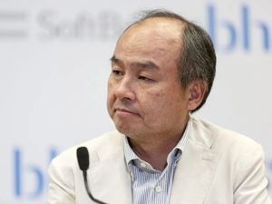 一年巨亏884亿，重大投资“踩雷”，这位日本首富的位置还稳吗？