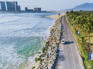 海南，“离开”房地产两年之后