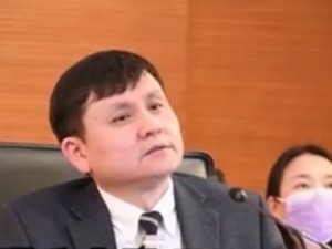 张文宏又爆金句：开会要和关系最差的人坐一起