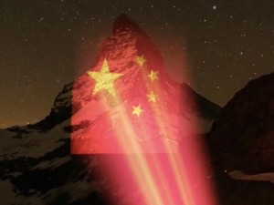 瑞士阿尔卑斯名峰投影五星红旗 旗帜幅面超千米