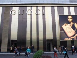 确诊突破75万，国内超2200万人失业，美国大型奢侈品零售商负债43亿美元面临破产，1.4万名员工已停薪休假，Gucci、LV也很受伤