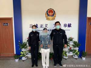 19岁女孩连扇15岁女孩50个耳光，巴掌、鞋底齐上阵……警方连发两次通报：慑于压力投案自首，已刑事拘留！