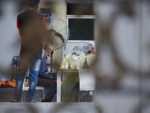新加坡紧急“拆弹”