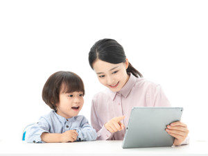 国家卫健委：小学生每天线上学习不超2.5小时 中学生不超过4小时