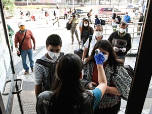 多个新兴市场国家汇率持续贬值，除了疫情，还因资本兴风作浪