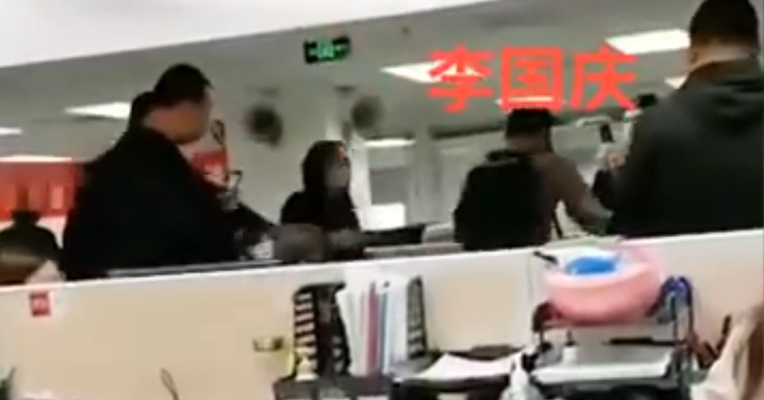 视频丨李国庆抢当当公章现场，如入“无人之境”