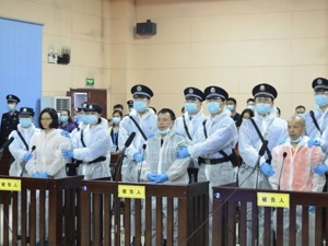 网络上散布虚假消息，起哄闹事...网络“大V”陈杰人一审获刑15年，处以罚金701万元